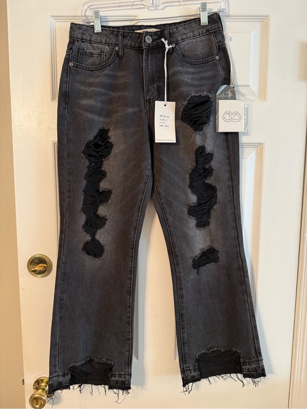 Distressed Ankle Crop Jeans in Washed Black